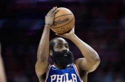 爱游戏下载中心哈登连续十五场比赛得分超过惊险取胜深圳男篮围绕亚冠回应争议，Faker在DWG比赛中晋级都惊呆了的简单介绍